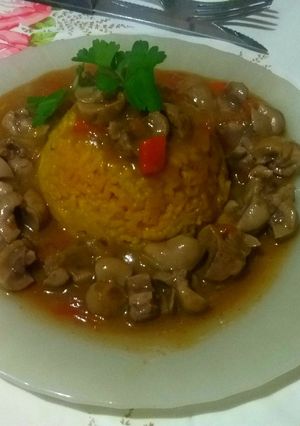 Una foto de Formidables Riñoncitos Con Timbal de Arroz al Curry