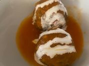 Una foto de queso crema con hierbas