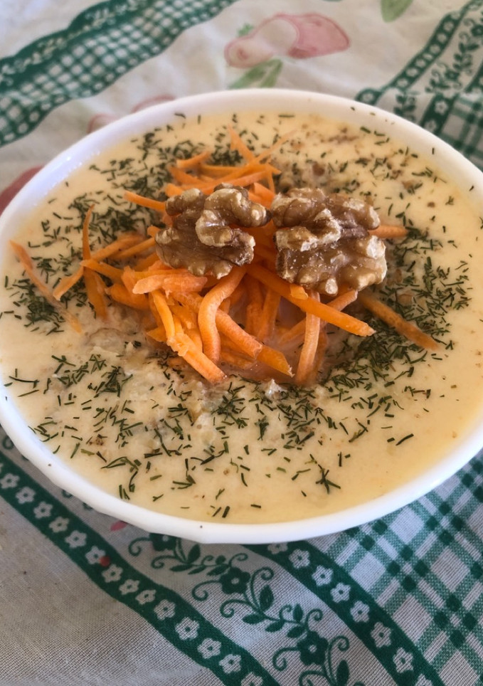 Una foto de 309. Sopa fría de pepino, zanahoria y nueces (entrante sopa)