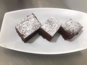 Una foto de brownies de chocolate