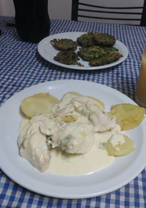 Una foto de Pechuga de pollo y papas a la crema y verdeo