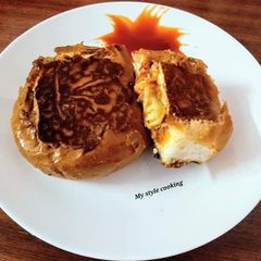 A picture of Pizza bun burger.