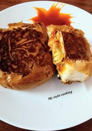 A picture of Pizza bun burger.