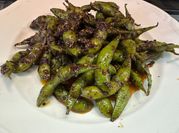 Una foto de edamame en sarten