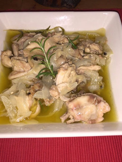 Una foto de Escabeche de pollo al limón y lima con romero fresco