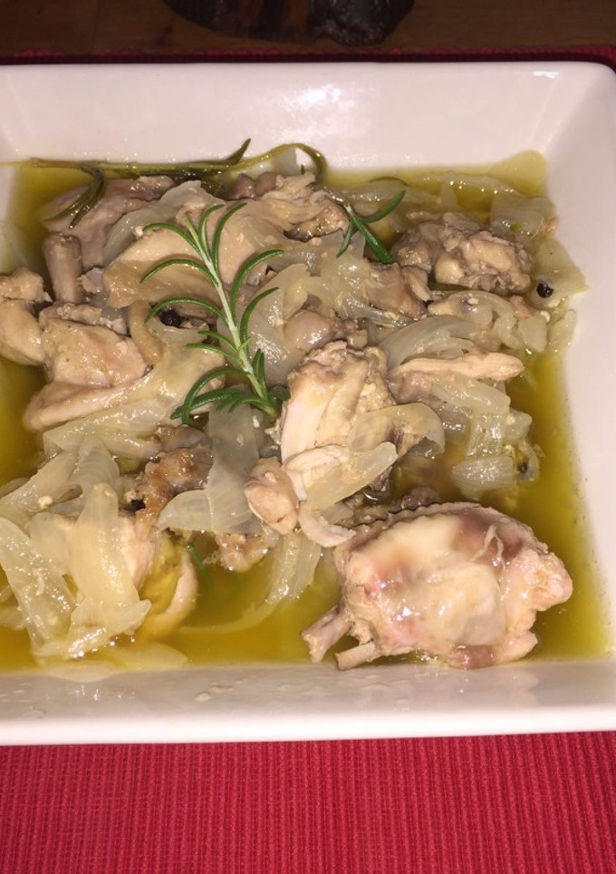 Una foto de Escabeche de pollo al limón y lima con romero fresco