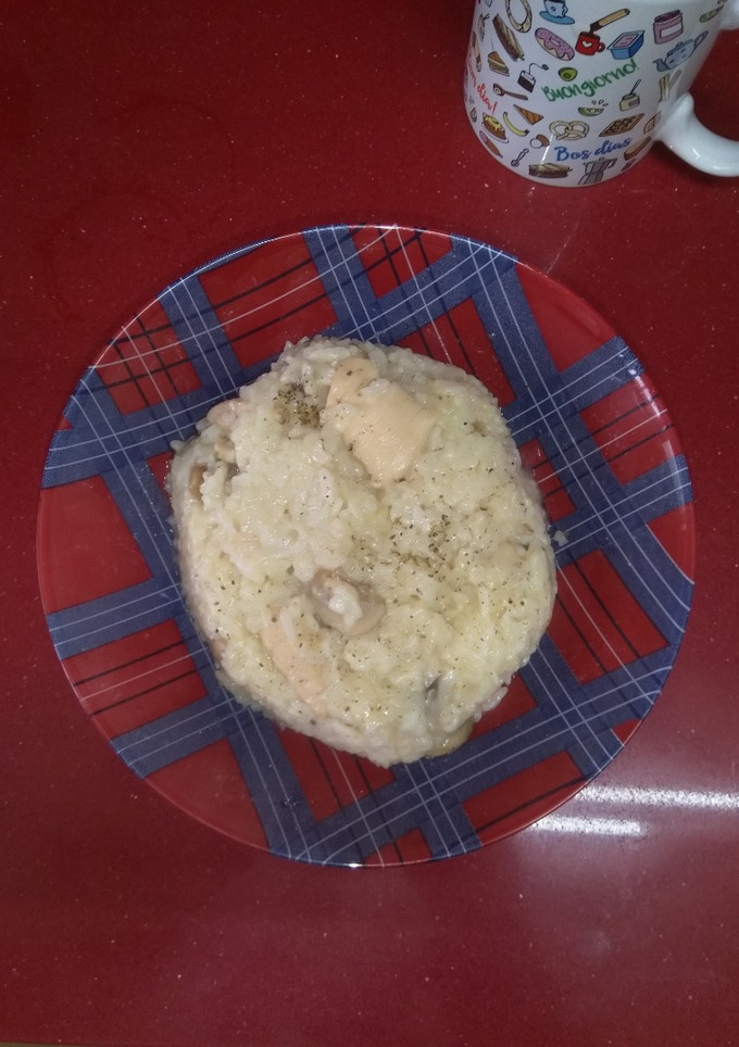 Una foto de Arroz meloso con pollo y setas en olla GM g