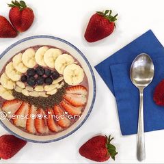 A picture of Strawberry Blueberry Banana Smoothie Bowl.