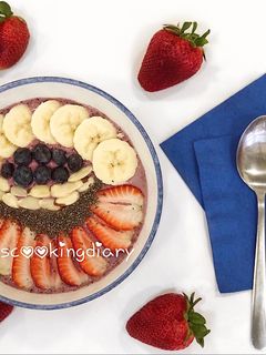 A picture of Strawberry Blueberry Banana Smoothie Bowl.