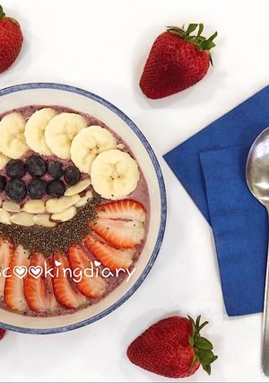 A picture of Strawberry Blueberry Banana Smoothie Bowl.