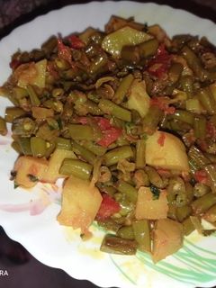 बीन्स आलू की सूखी सब्जी(BEANS ALOO KI SUKHI SABZI RECIPE IN HINDI) रेसिपी मुख्य फोटो