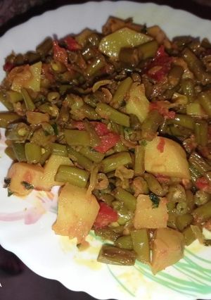 बीन्स आलू की सूखी सब्जी(BEANS ALOO KI SUKHI SABZI RECIPE IN HINDI) रेसिपी मुख्य फोटो