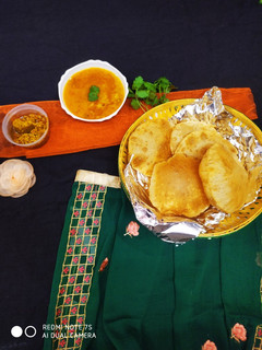 अजवाइन खस्ता पूरी और सब्जी (ajwain khasta poori aur sabzi recipe in Hindi) रेसिपी मुख्य फोटो