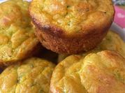 Una foto di muffin zucchine