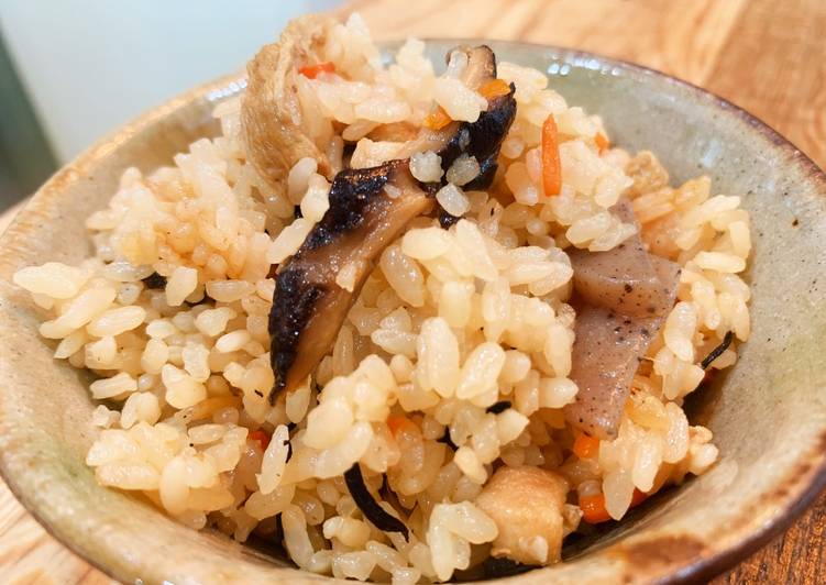 Rice seasoned with soy sauce and boiled with chicken and savory vegetables