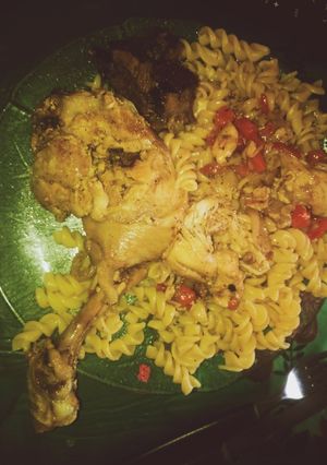 Una foto de Pollo y fideos salteados con caldo de sopa