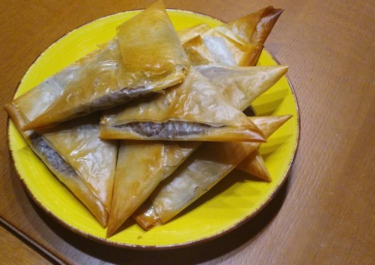 Triángulos de masa filo con Nutella casera