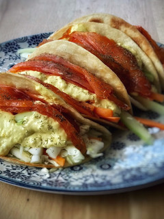 Una foto de Fajitas de salmón marinado con verduras