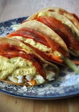 Una foto de Fajitas de salmón marinado con verduras