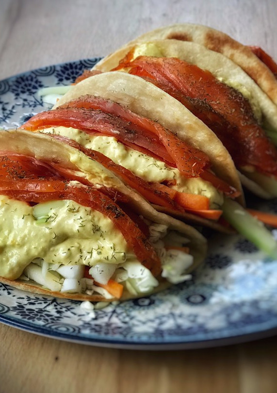 Una foto de Fajitas de salmón marinado con verduras