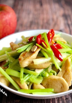 芹菜炒麵腸 / 家常菜 的食譜成品照片