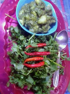 हरी धनिया आलू चाट (Hare Dhaniya aloo chaat recipe in hindi) रेसिपी मुख्य फोटो