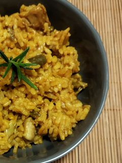 Una foto de Paella con churrasco de pollo y romero (estilo valenciana)