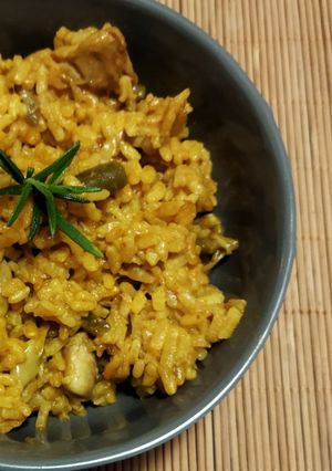 Una foto de Paella con churrasco de pollo y romero (estilo valenciana)