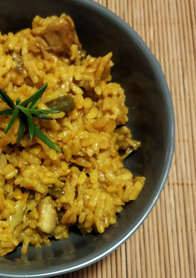 Una foto de Paella con churrasco de pollo y romero (estilo valenciana)