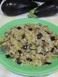 Una foto de Arroz integral con berenjenas fácil