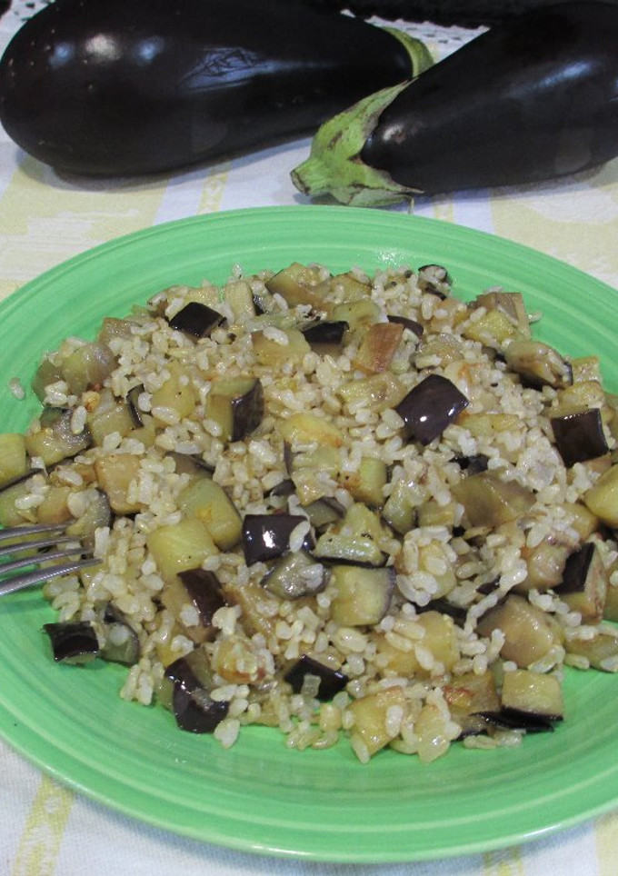 Una foto de Arroz integral con berenjenas fácil