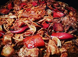 Una foto de Fideuá marinera de atún y almejas con caldo de morralla