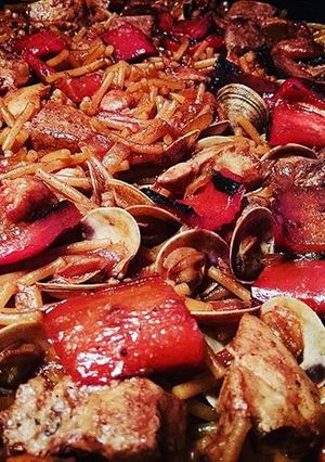Una foto de Fideuá marinera de atún y almejas con caldo de morralla