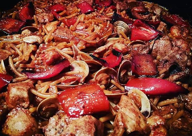 Fideuá marinera de atún y almejas con caldo de morralla