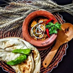 A picture of Chicken Makhni Handi.