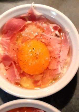 Une photo de Œufs cocotte au jambon et champignons