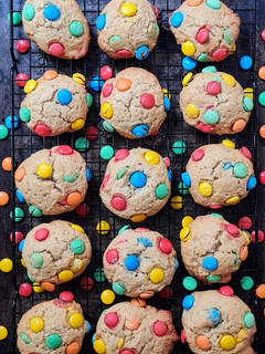 Una foto de Cookies con confites 🌈 multicolores rellenos de chocolate 🌈