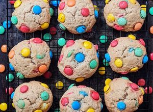 Una foto de Cookies con confites 🌈 multicolores rellenos de chocolate 🌈