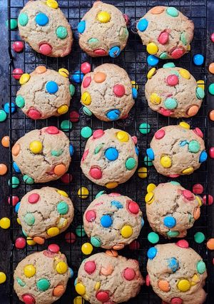 Una foto de Cookies con confites 🌈 multicolores rellenos de chocolate 🌈