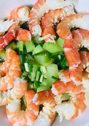 Hình của món Tôm luộc và canh su su.
