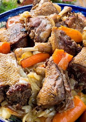 Фото Вкуснейшая утка с яблоками и картофелем в казане.