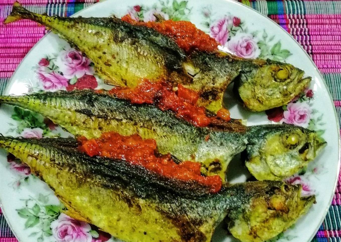 Ikan goreng kenjaru dengan sambal