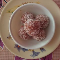 A picture of Coconut cocoa powder ladoo.
