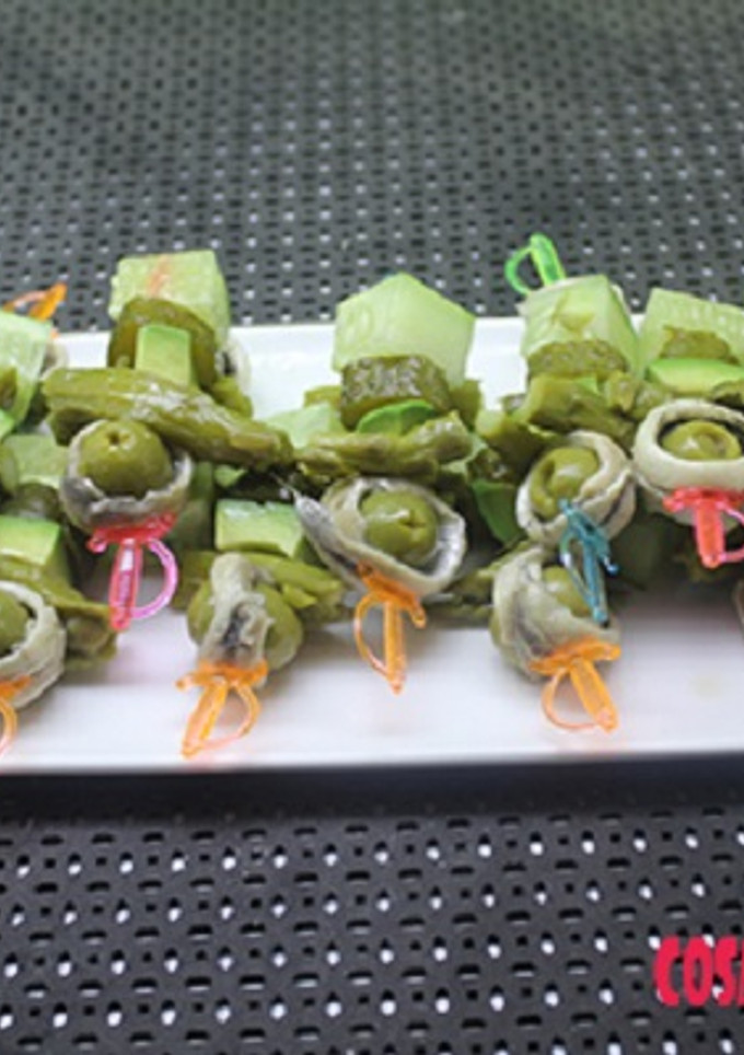 Una foto de Pinchos de boquerones con pepino