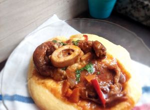 Una foto de Polenta cremosa con osobuco al malbec 🍷