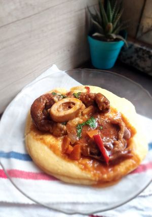 Una foto de Polenta cremosa con osobuco al malbec 🍷