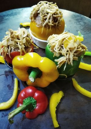 চাউমিন স্টাফড ক্যাপ্সিকাম (Chawmein stuffed capsicum recipe in Bengali) রেসিপির প্রধান ছবি