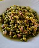 Guiso de guisantes con jamón y huevo