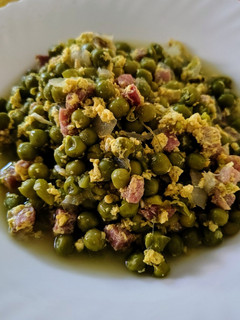 Una foto de Guiso de guisantes con jamón y huevo