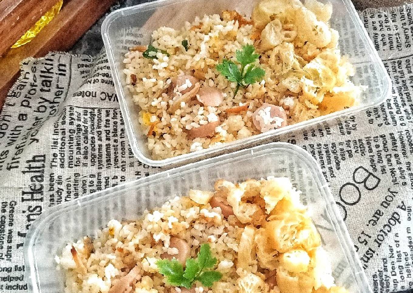 Nasi goreng dengan ikan teri dan sosis